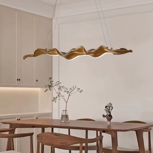 Suspension feuille imitation bois avec éclairage LED, parfaite pour illuminer une salle à manger moderne et chaleureuse.