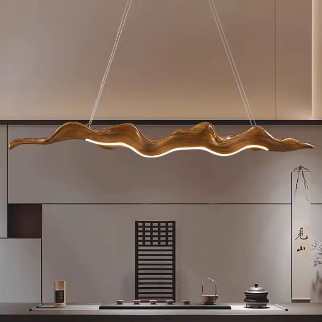 Suspension feuille en imitation bois avec éclairage LED, idéale pour une décoration zen et contemporaine.