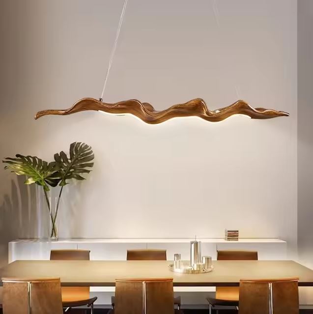 Suspension feuille en imitation bois éclairant une table moderne pour une ambiance élégante et naturelle.