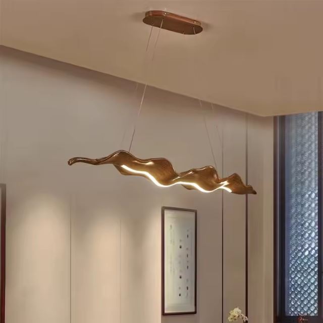 Suspension feuille LED en imitation bois, idéale pour une décoration intérieure chic et contemporaine.