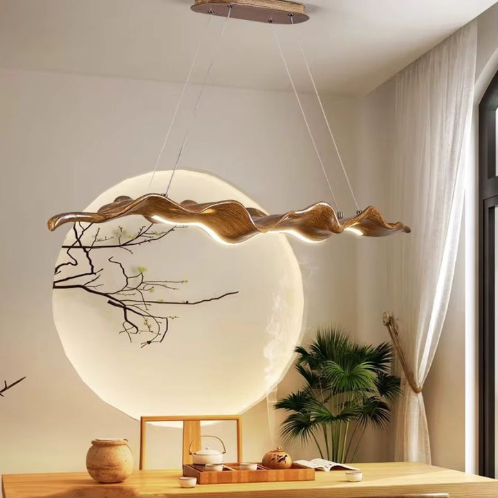 Suspension feuille marron aux courbes ondulées, au style japandi et organique dans une salle à manger chaleureuse