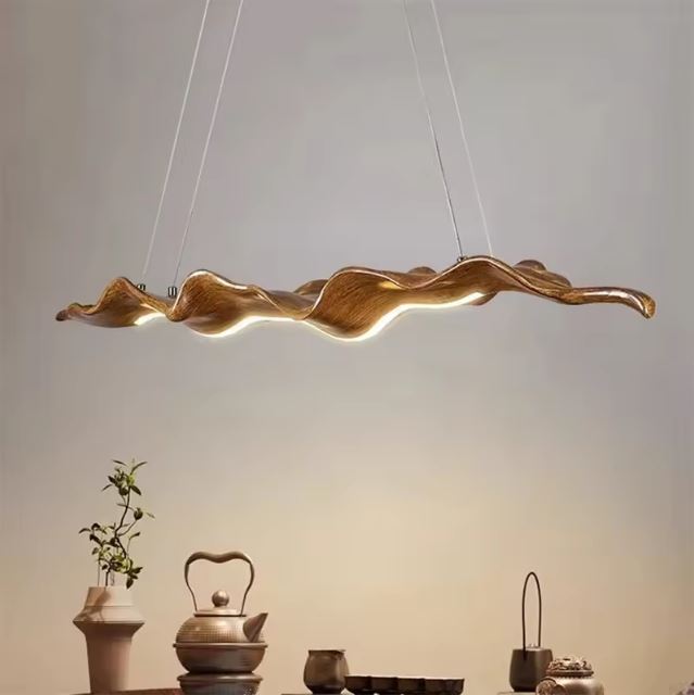 Suspension feuille sculptée et ondulée avec éclairage intégré pour une décoration naturelle élégante.