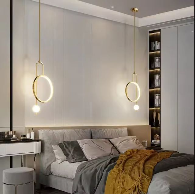 Paire de suspensions filaires dorées pour illuminer une chambre avec style et élégance.