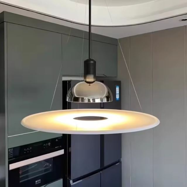 Suspension fine chromée au style contemporain, parfaite pour une cuisine moderne et épurée.
