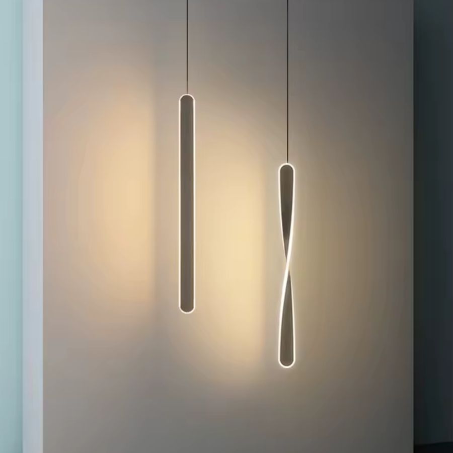 Deux luminaires suspendus à contour lumineux, l’un droit et l’autre torsadé, dans un esprit minimaliste