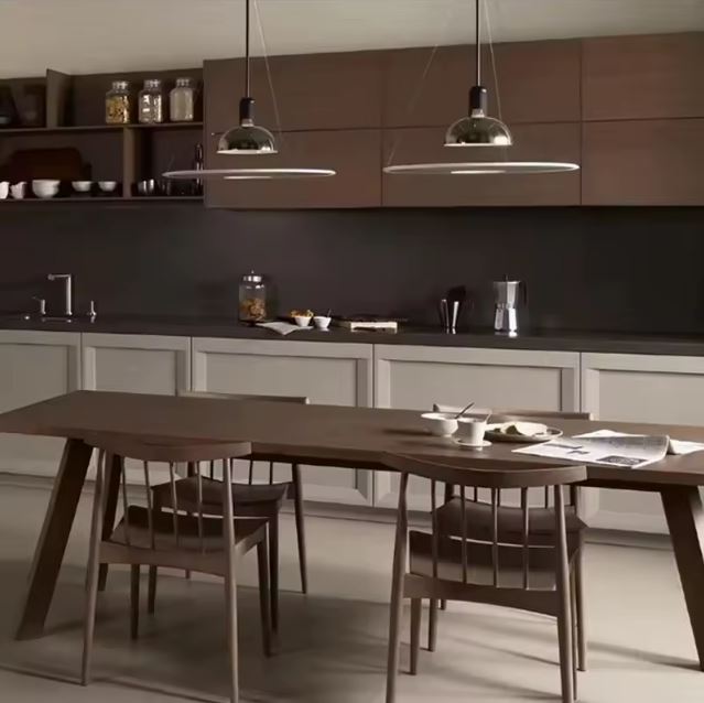 Suspension fine chromée au-dessus d’une cuisine en bois, idéale pour un intérieur contemporain et chaleureux.
