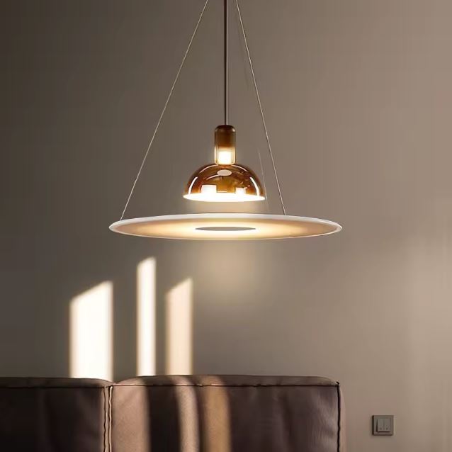 Suspension fine en métal, au design moderne et épuré, idéale pour un salon contemporain.