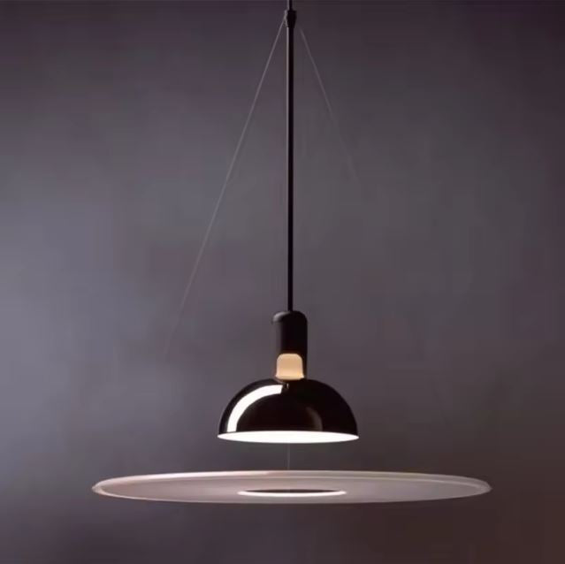 Suspension fine noire au design graphique, idéale pour un éclairage LED ciblé dans un intérieur moderne et design.