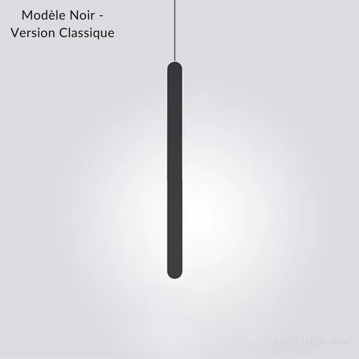 Version noire et rectiligne de cette suspension fine au contour lumineux, dans un style minimaliste