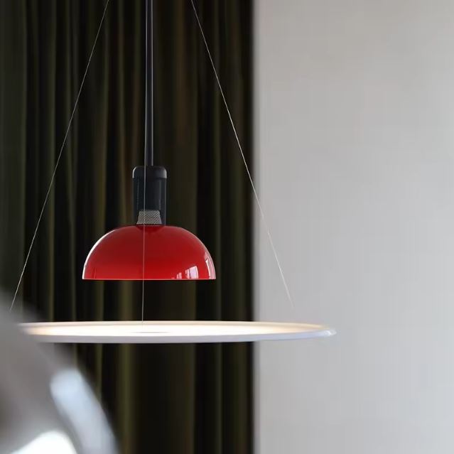 Suspension fine rouge au style moderne, idéale pour créer une ambiance cosy et chaleureuse dans un salon.