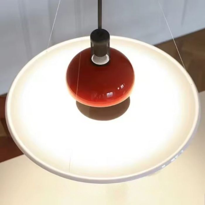Suspension fine rouge au design élégant et vintage, idéale pour sublimer une ambiance rétro ou arty.