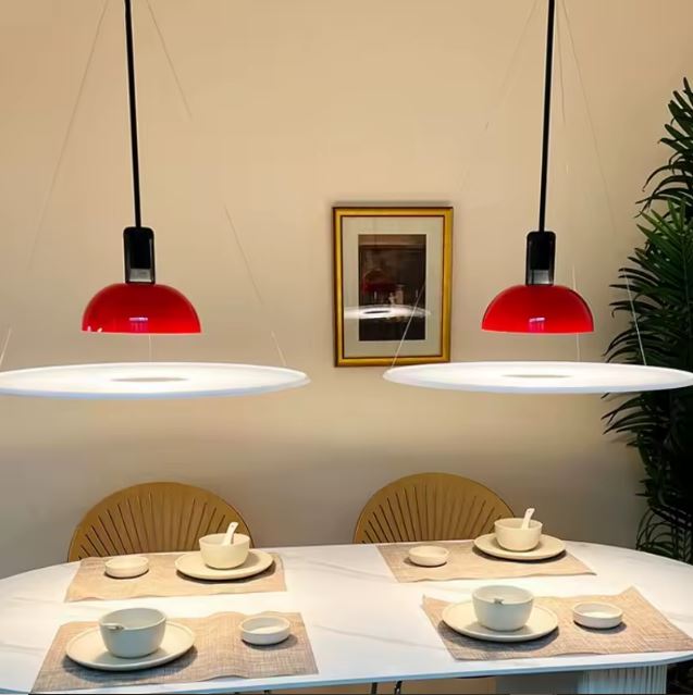 Suspension fine rouge au style rétro contemporain, parfaite pour une salle à manger design et colorée.