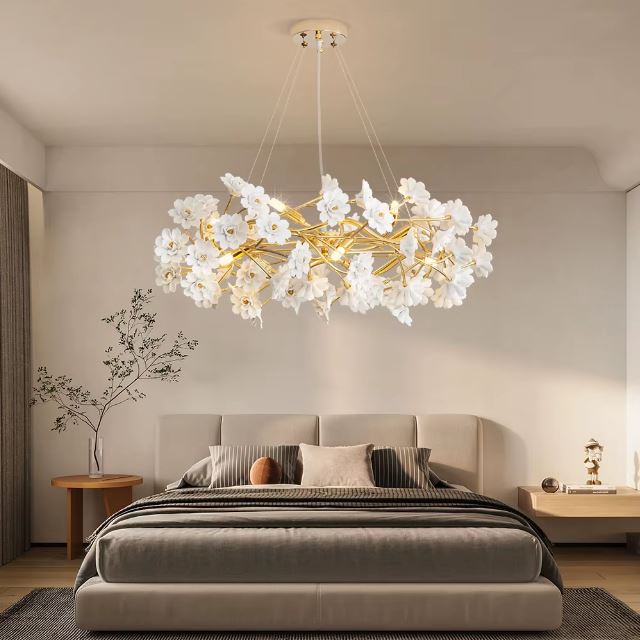 Suspension fleur blanche élégante sublimant une chambre au style moderne et naturelle avec une ambiance apaisante et raffinée.