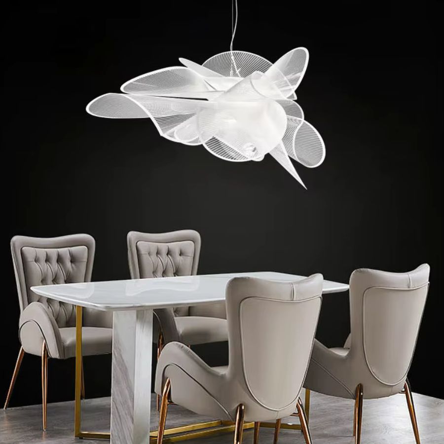 Suspension fleur blanche sculpturale au design organique et aérien, installée au-dessus d’une table à manger