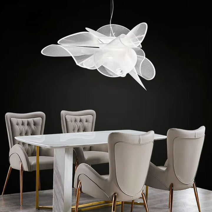 Suspension fleur blanche sculpturale au design organique et aérien, installée au-dessus d’une table à manger