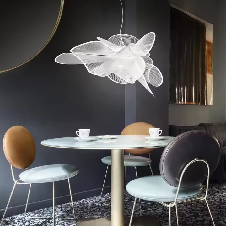 Suspension fleur blanche aux pétales aériens, au design poétique et contemporain au-dessus d’une table ronde