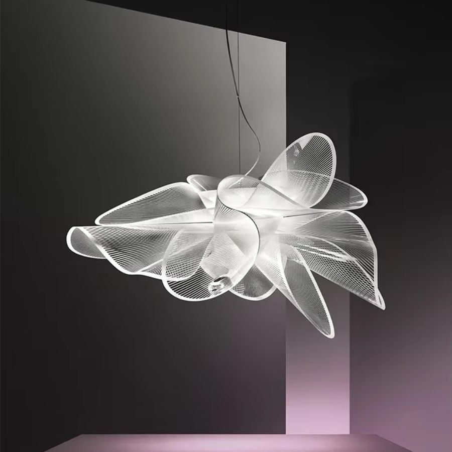 Suspension fleur blanche à pétales ondulés et translucides, au design artistique et sculptural contemporain