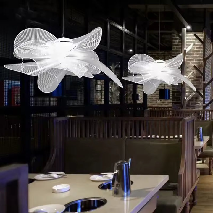 Suspensions fleurs blanches à pétales ondulés, au design contemporain et aérien dans un espace de restauration