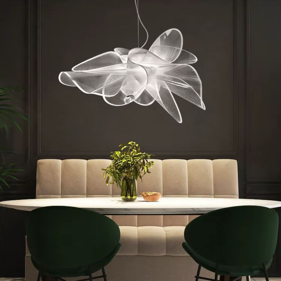 Suspension fleur blanche à pétales ondulés, style élégant et organique au-dessus d’une table de salle à manger