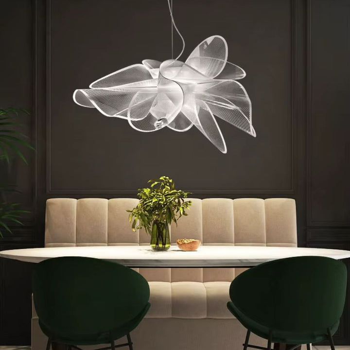 Suspension fleur blanche à pétales ondulés, style élégant et organique au-dessus d’une table de salle à manger
