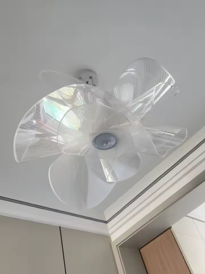 Suspension fleur blanche à pétales translucides, au style organique lumineux et sculptural vue depuis le dessous