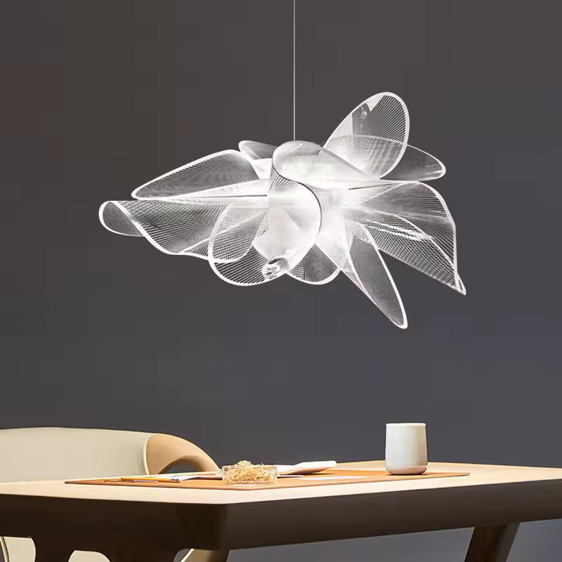 Suspension fleur blanche aux pétales translucides et ondulés, au style sculptural et poétique au-dessus d’une table
