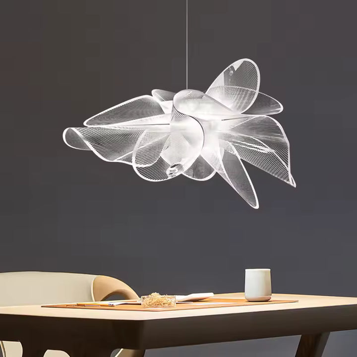 Suspension fleur blanche aux pétales translucides et ondulés, au style sculptural et poétique au-dessus d’une table