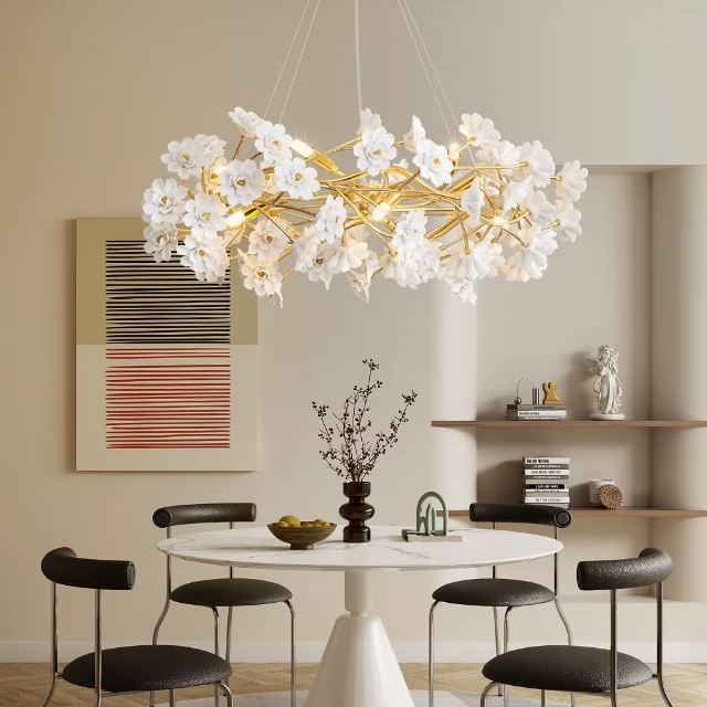 Suspension fleur blanche élégante éclairant une salle à manger moderne et tendance avec une ambiance raffinée et chaleureuse.