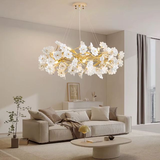 Grande suspension fleur blanche élégante illuminant un salon moderne, apportant une touche luxueuse et raffinée.