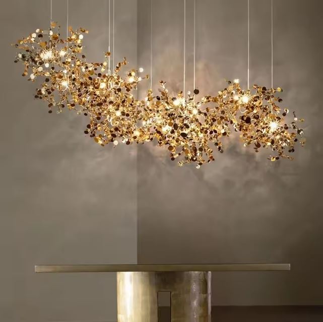 Suspension fleur doré avec reflets lumineux pour un effet somptueux.