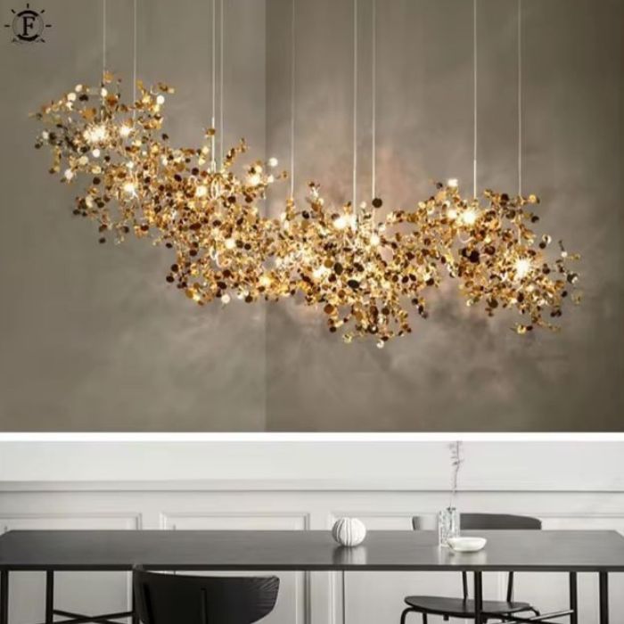 Suspension fleur doré ornant une table avec une touche moderne.