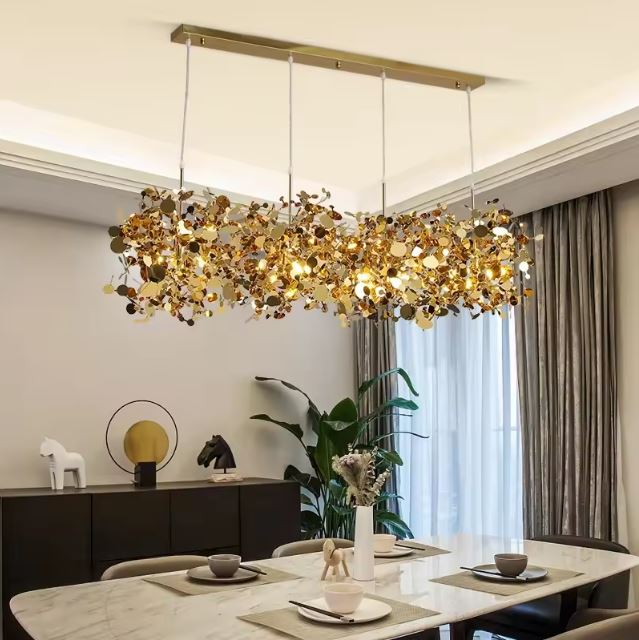 Suspension fleur dorée pour embellir votre table de salle à manger.