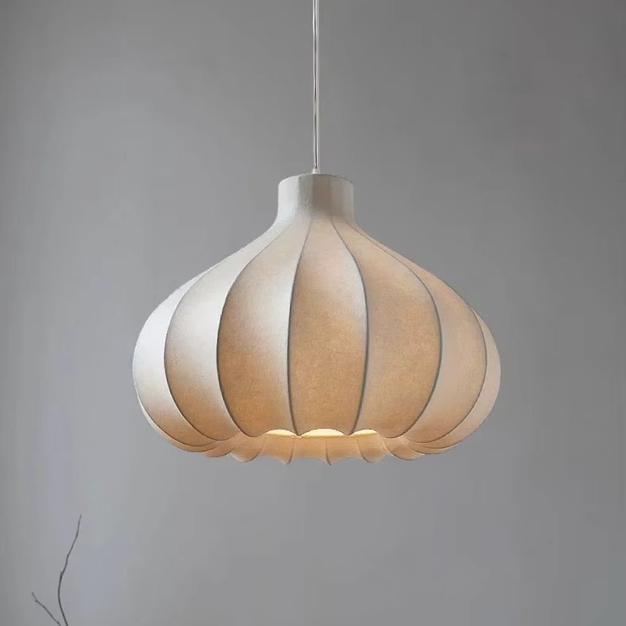 Abat-jour en soie blanche aux formes florales et nervures arrondies, une suspension japonaise au design organique et épuré.
