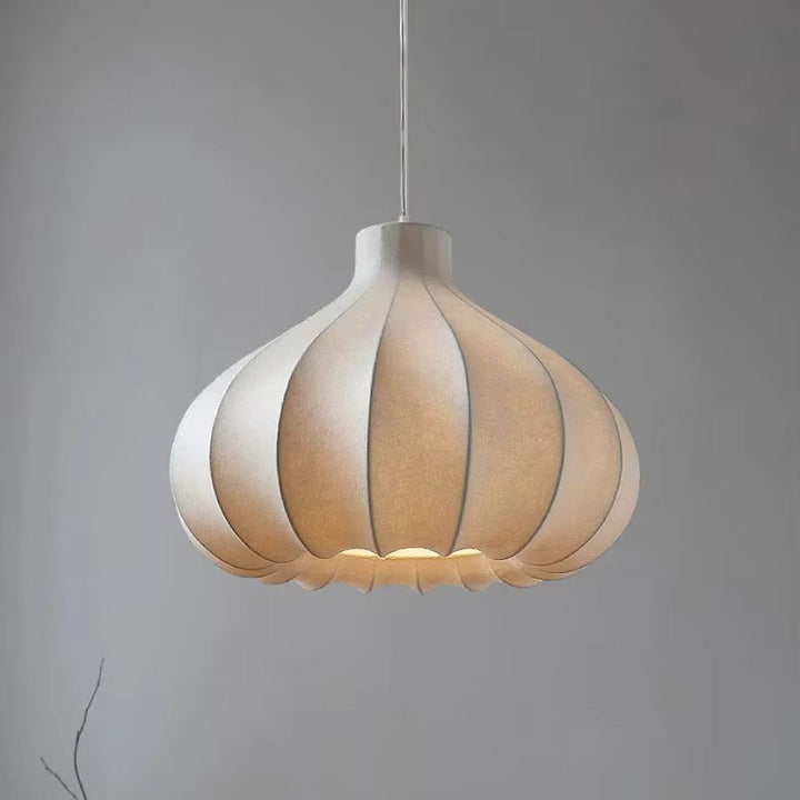 Abat-jour en soie blanche aux formes florales et nervures arrondies, une suspension japonaise au design organique et épuré.