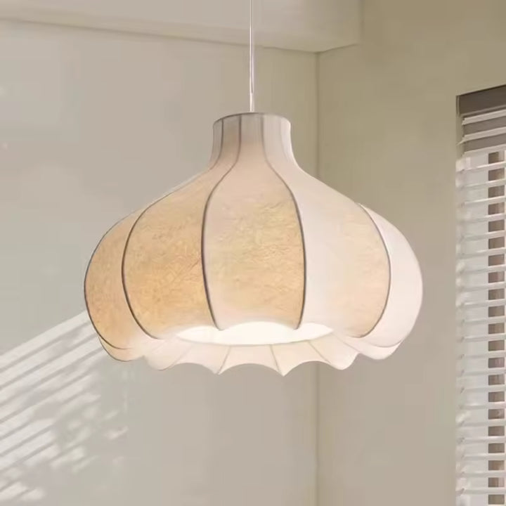 Abat-jour en soie blanche aux courbes florales, suspendu dans un intérieur lumineux au style japonais et Japandi.