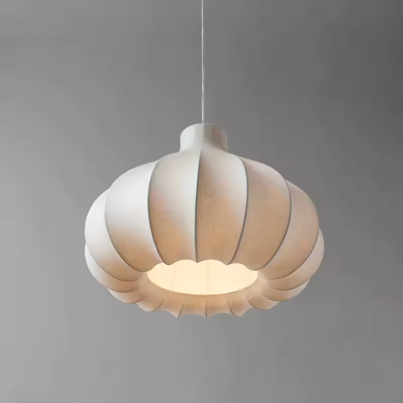 Suspension japonaise en tissu de soie blanc, avec abat-jour en fleur aux pétales arrondis et design organique épuré.