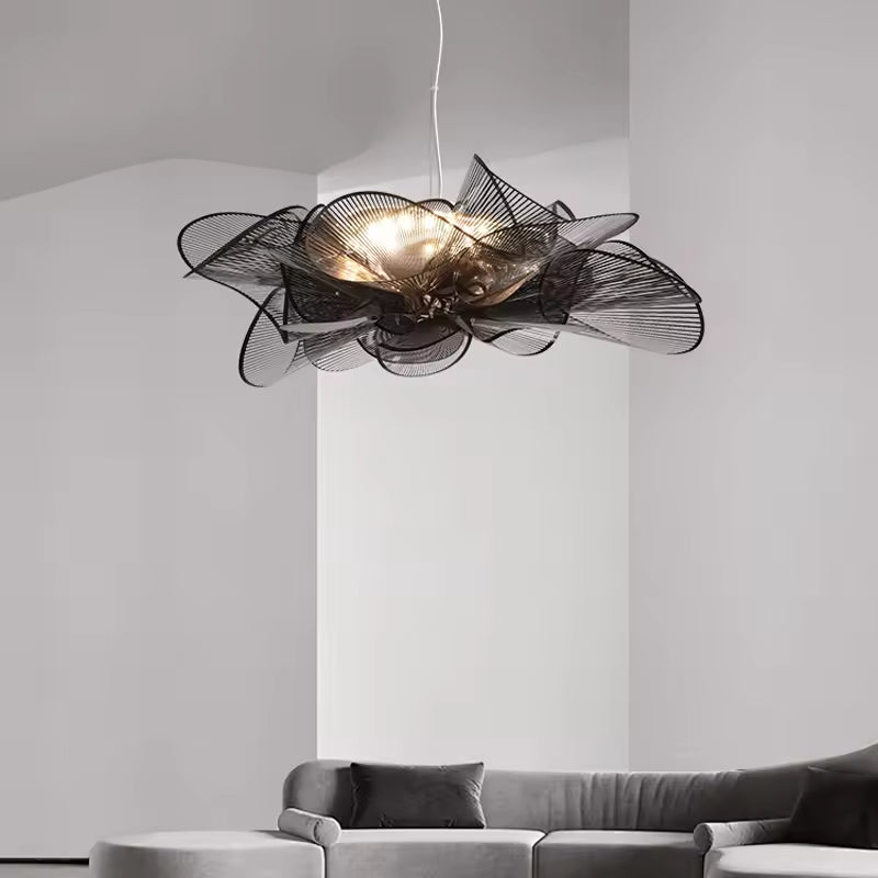 Suspension florale noire aux pétales ondulés et aériens, style design organique dans un salon contemporain