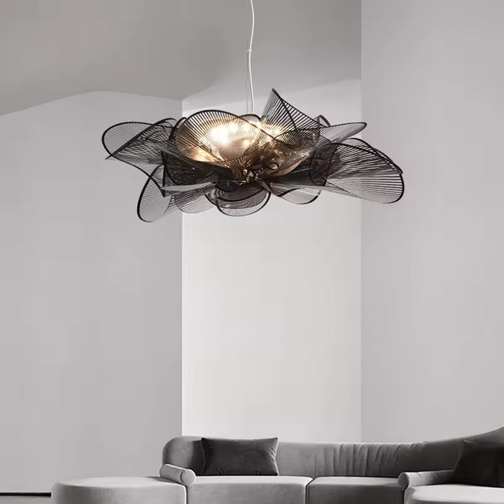 Suspension florale noire aux pétales ondulés et aériens, style design organique dans un salon contemporain