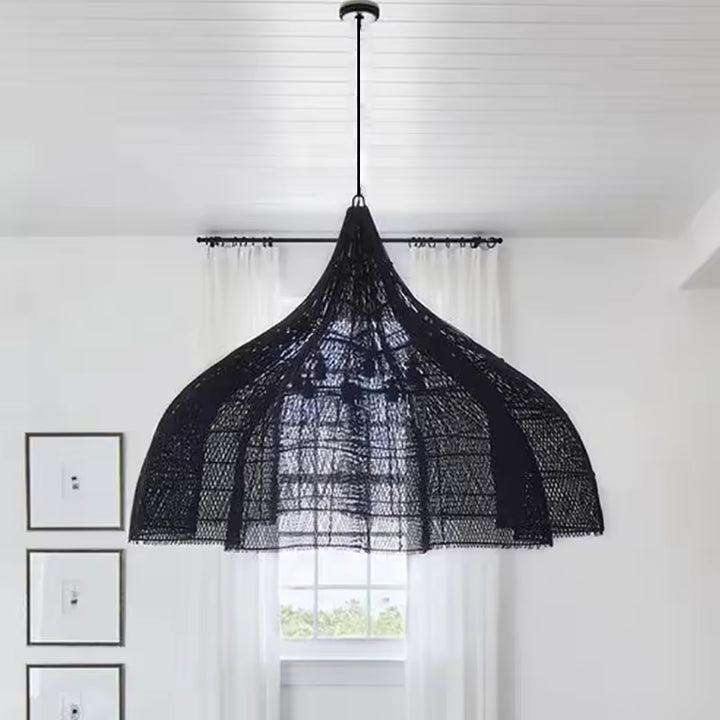 En finition noire, cette suspension fleur en rotin tressé affirme une silhouette sculpturale, moderne et organique