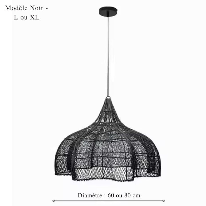 En finition noire, cette suspension fleur de 60 ou 80 cm affirme un design graphique, organique et sculptural