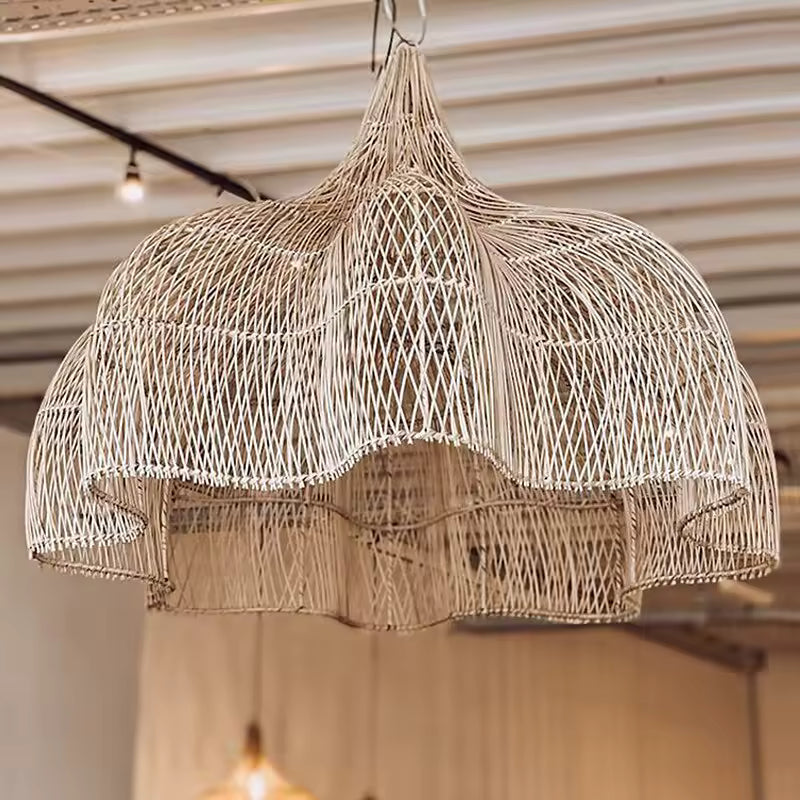 Gros plan sur une corolle en rotin tressé aux courbes florales, dans un style artisanal, bohème et organique