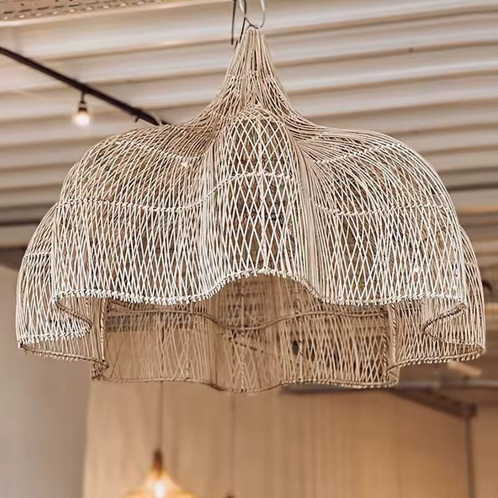 Gros plan sur une corolle en rotin tressé aux courbes florales, dans un style artisanal, bohème et organique