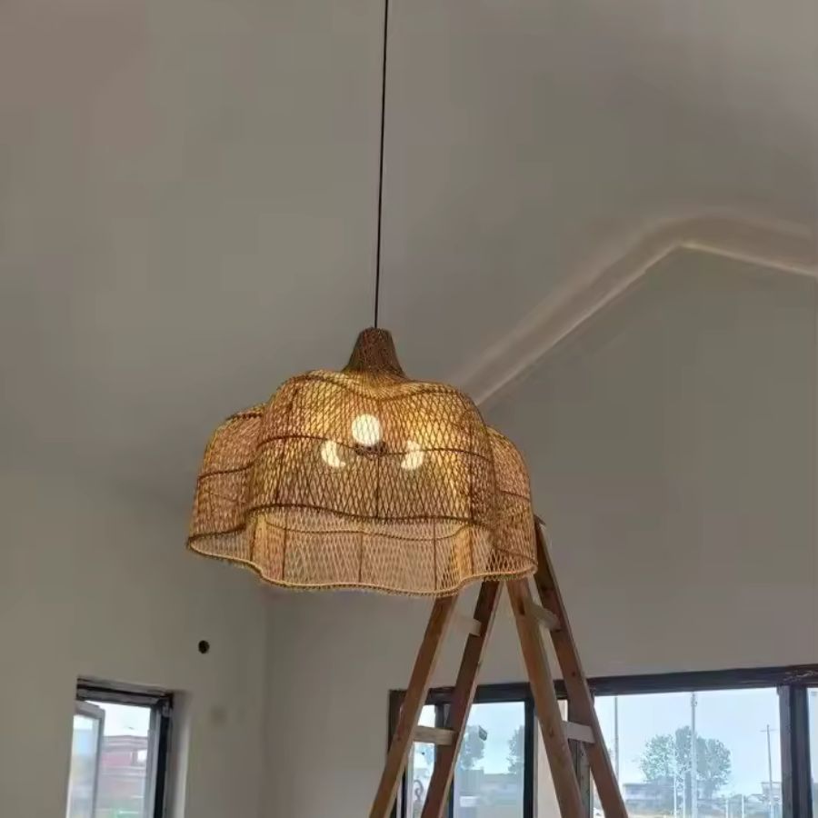 Suspendue dans une pièce en cours d’aménagement, cette fleur en rotin tressé révèle un design sculptural et naturel