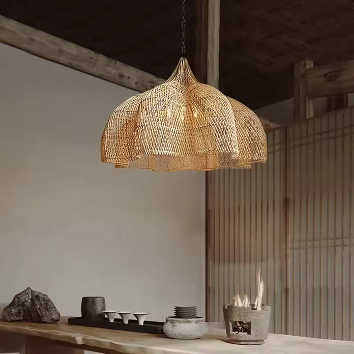 Dans un intérieur japandi, cette suspension fleur en rotin tressé apporte une présence naturelle et sculpturale