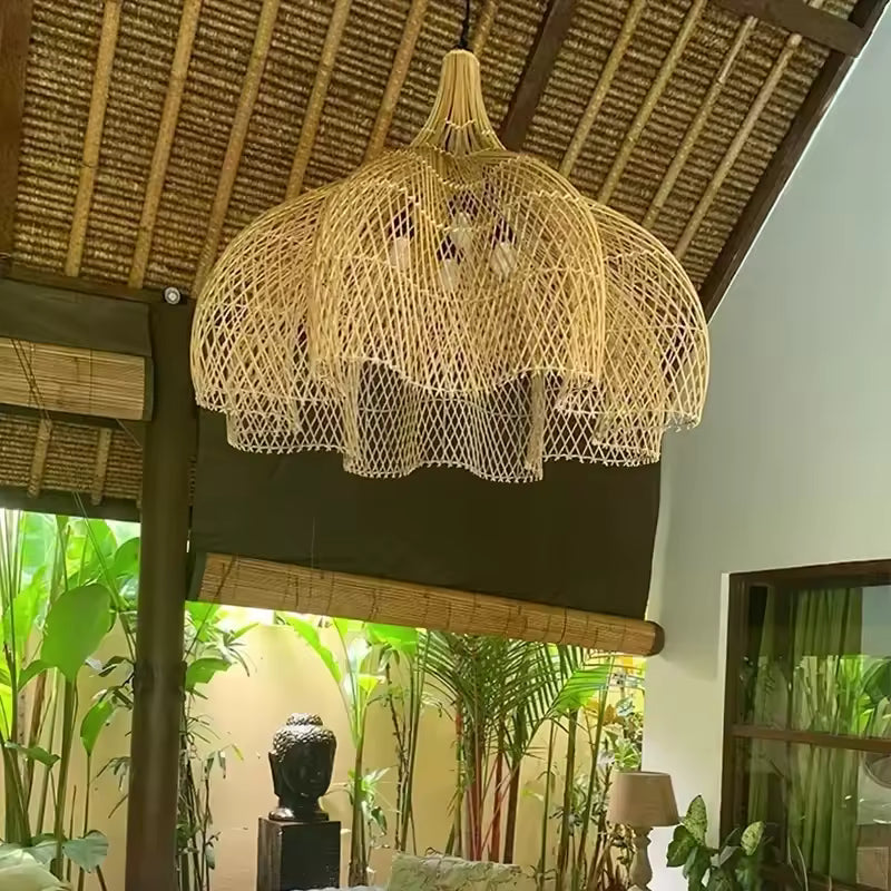 Sous un plafond en fibres naturelles, cette suspension fleur en rotin tressé évoque un lotus au style exotique et organique
