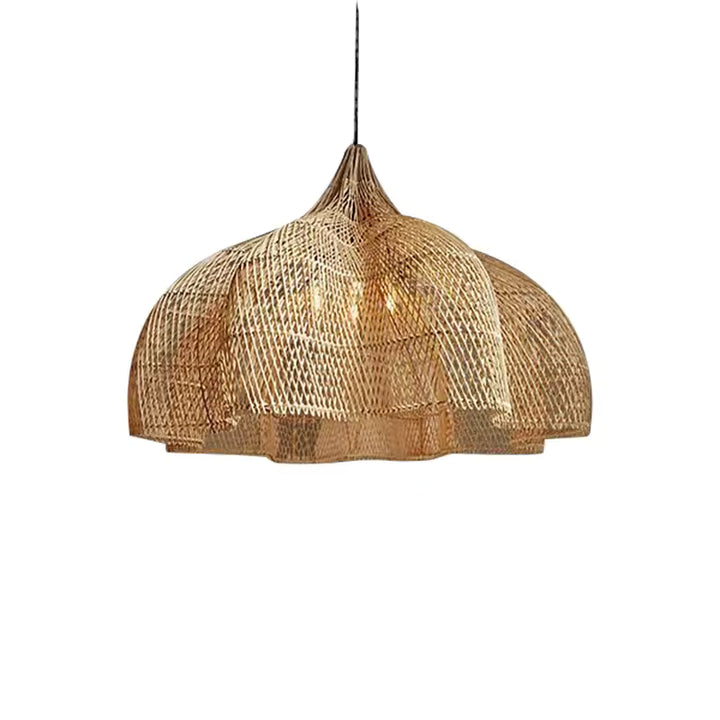 Silhouette en forme de lotus pour cette suspension en rotin tressé au style naturel, bohème et sculptural