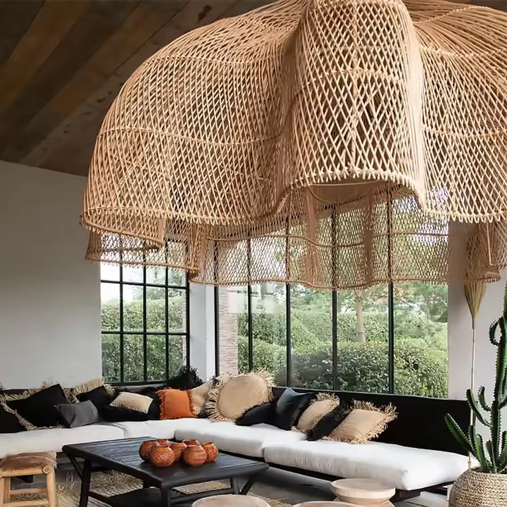 Dans un salon bohème aux matières naturelles, cette suspension fleur en rotin tressé crée un effet sculptural