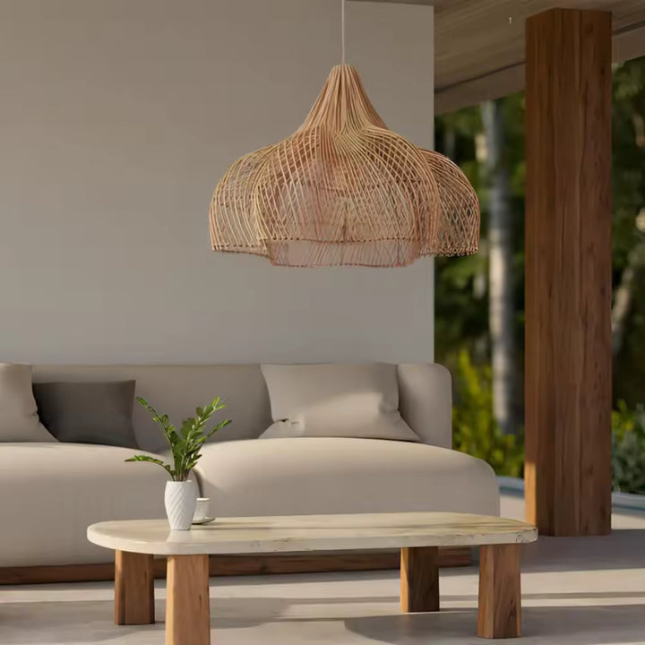 Au-dessus d’un salon épuré, cette suspension fleur en rotin tressé apporte un style japandi, naturel et organique