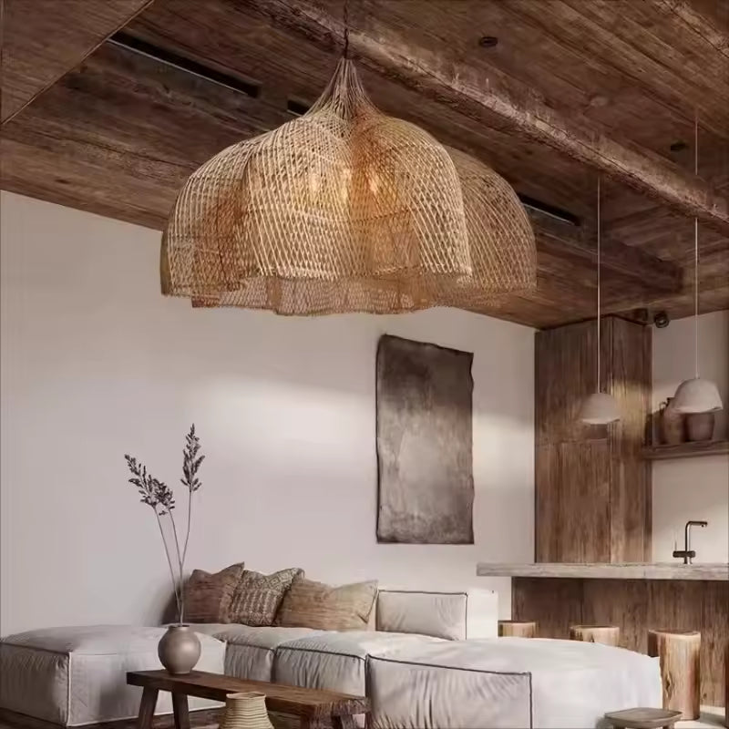Sous un plafond en bois, cette suspension fleur en rotin tressé renforce une ambiance rustique, naturelle et organique