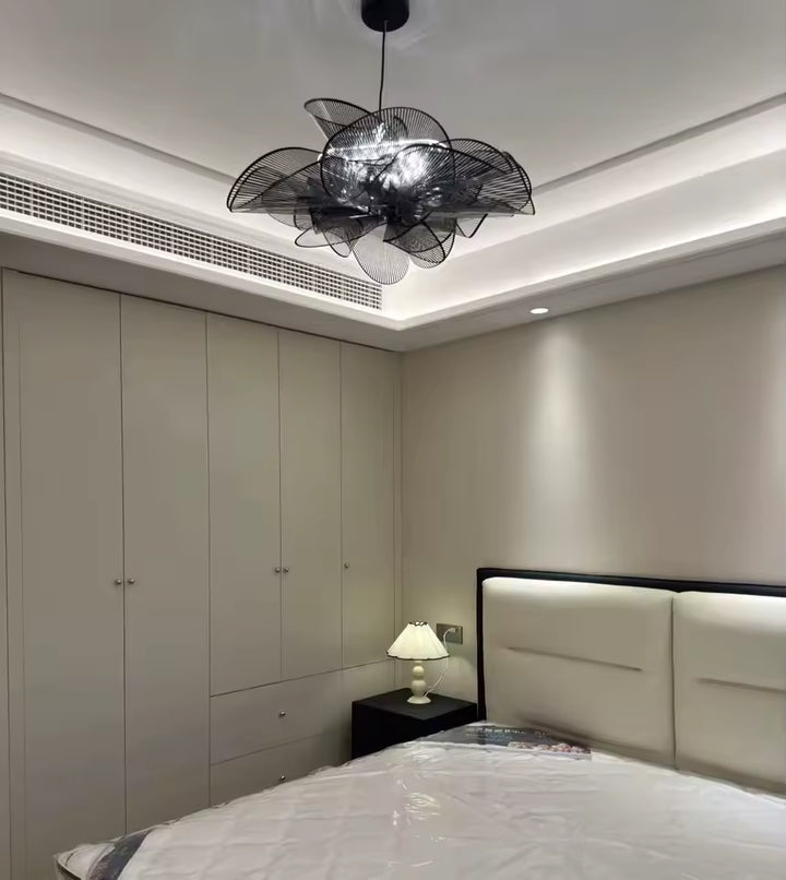Suspension fleur sculpturale noire à pétales ondulés, au design organique et contemporain dans une chambre